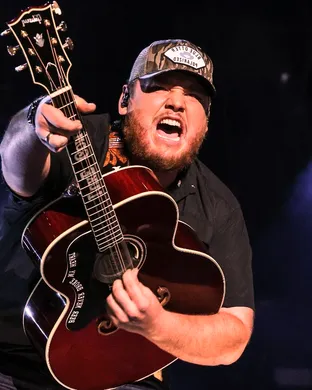 Luke Combs Boston